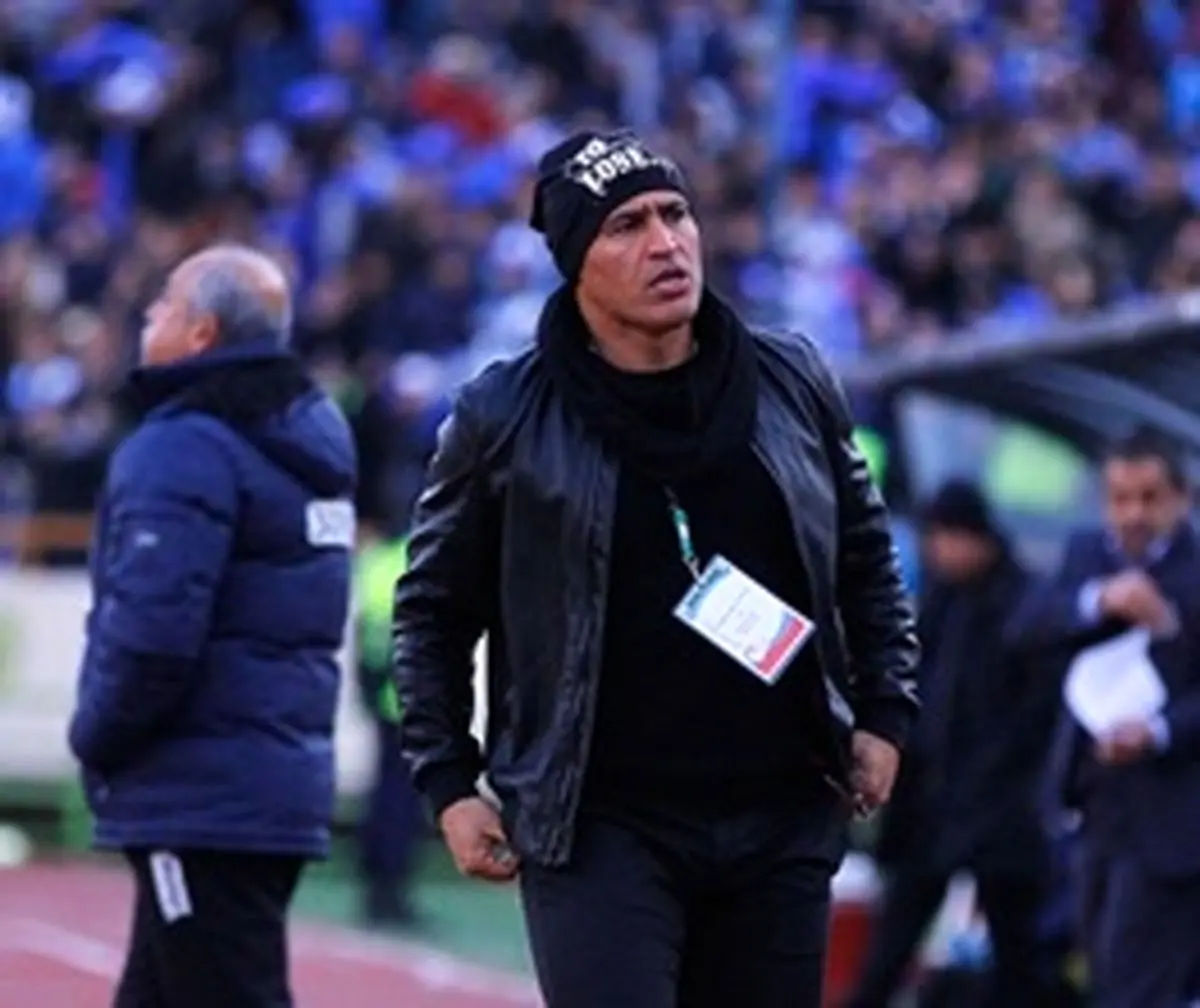 تصویری از علی‌منصور در حال سلفی گرفتن با تماشاگران