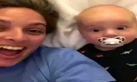 ذوق کودک وقتی عکس مادرش را میبیند