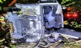 رانندگی خطرناک ۲ خودروی سواری، تریلر حمل زباله را واژگون کرد/ تصاویر