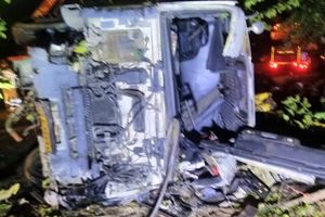 رانندگی خطرناک ۲ خودروی سواری، تریلر حمل زباله را واژگون کرد/ تصاویر