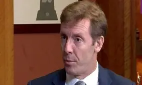  کنایه سفیر انگلیس در تهران به شعارنویسی‌ها بر روی دیوار سفارت/ عکس

