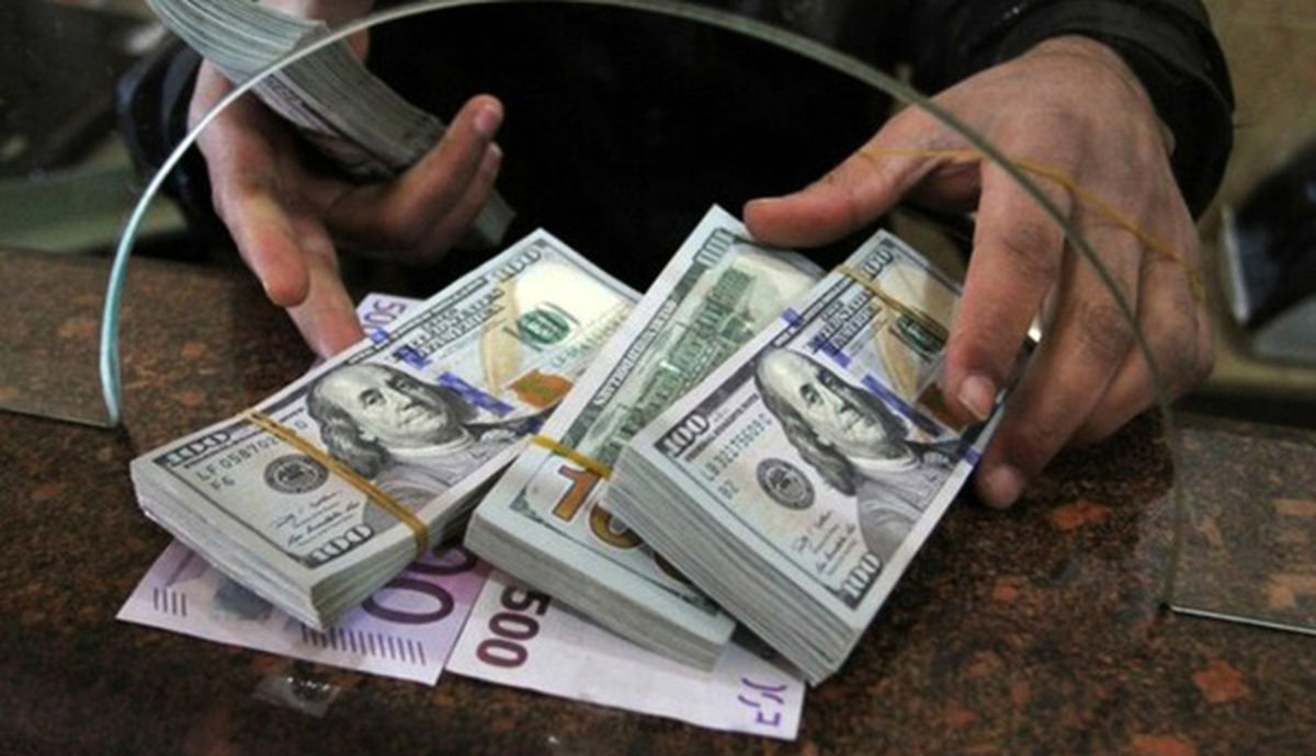 سیاست جدید بانک مرکزی برای آرامش بازار ارز/ خاندوزی: دولت نرخ دلار را بالا می‌برد تا درآمد کسب کند؟