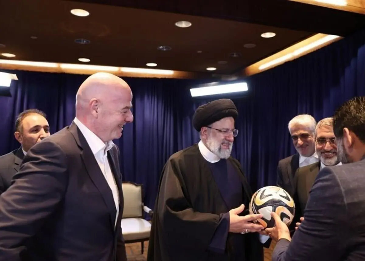یک پیراهن برای روحانی، یک توپ برای رئیسی و مشتی وعده برای زنان/ روایتی از دیدار رئیس فیفا و روسای جمهور ایران

