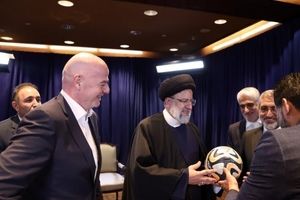 یک پیراهن برای روحانی، یک توپ برای رئیسی و مشتی وعده برای زنان/ روایتی از دیدار رئیس فیفا و روسای جمهور ایران

