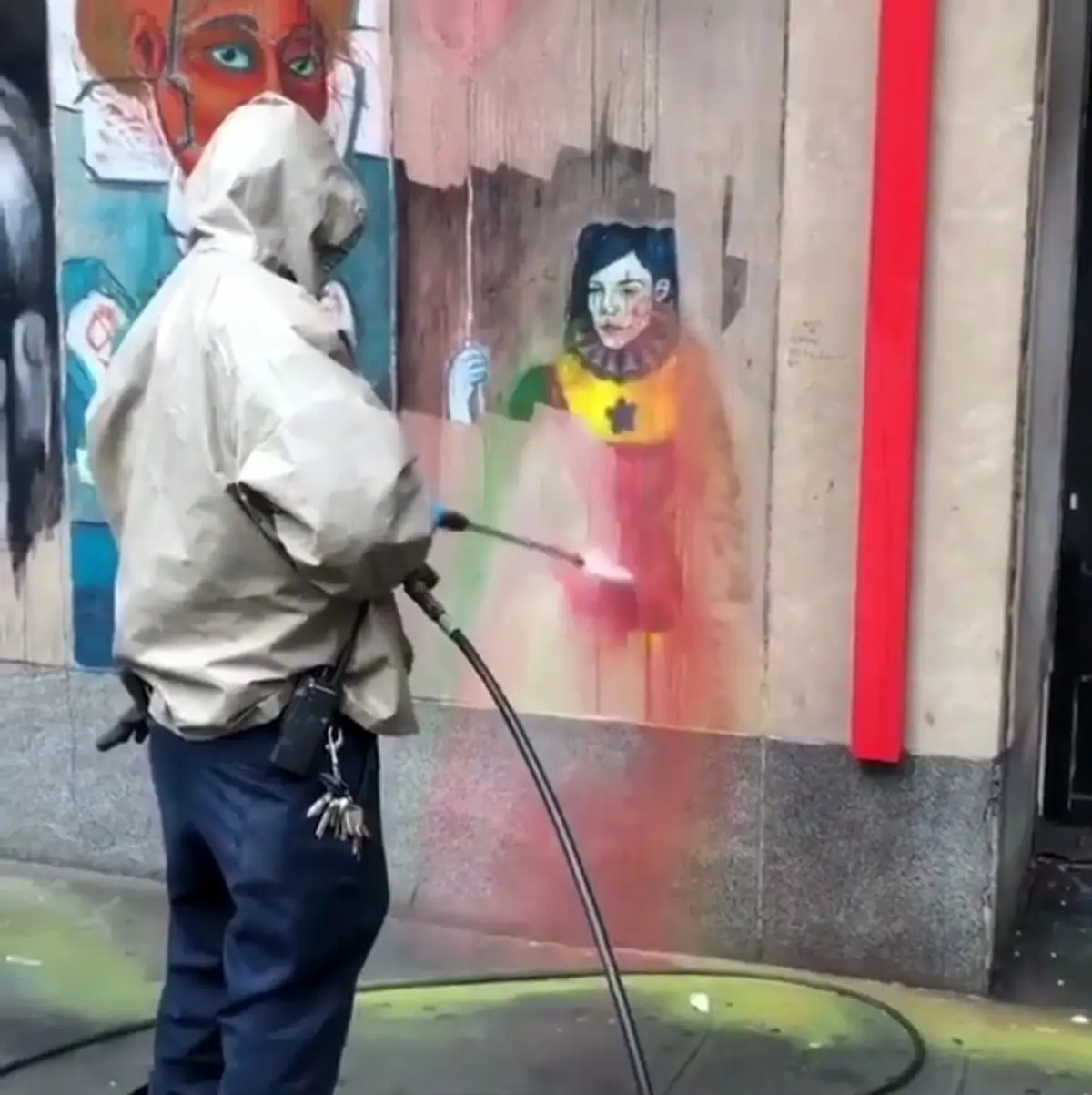 میدانستید دیوارهای گرافیتی را چطور پاک میکنند؟