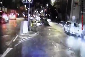 لحظه‌ی هولناک تصادف یک خودرو با چراغ راهنمایی در انگلیس+فیلم و عکس