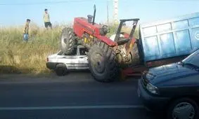 تراکتوری که بر سر پراید خراب شد
