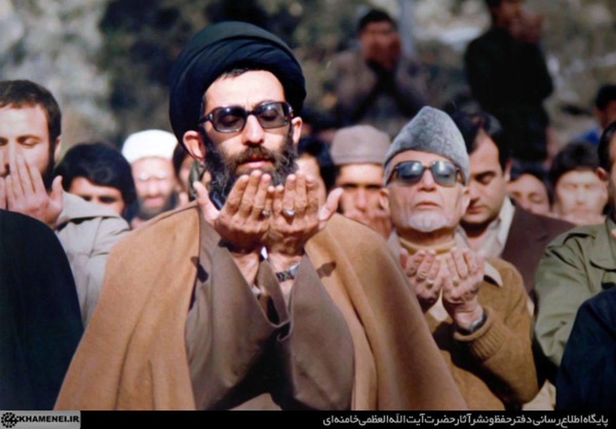 فیلمی دیده نشده از نماز جمعه تهران در سال ۶۰ بدون میله و نرده