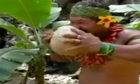 پوست کندن جالب نارگیل با دندان