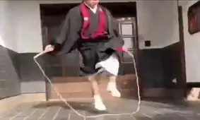 جریمه راهب بودایی با لباس مخصوص