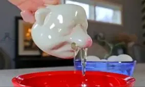 ترفندخلاقانه جداکردن زرده از سفیده تخم‌مرغ