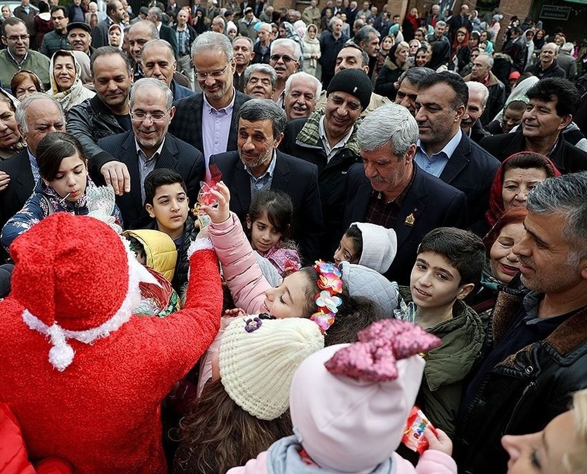 عکس یادگاری احمدی‌نژاد با بابانوئل