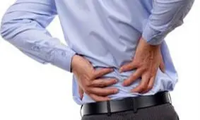 چه زمانی برای درمان دیسک کمر باید عمل جراحی شویم؟