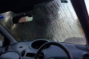 چرا شیشه‌های خودرو از داخل بخار می‌کنند؟