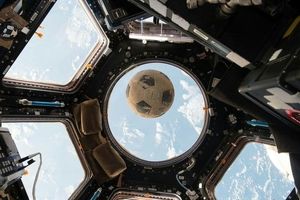 توپ فوتبال در فضا