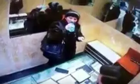 شگرد عجیب زن سارق برای سرقت از جواهرفروشی! + فیلم