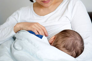 علت عرق کردن نوزاد هنگام شیرخوردن