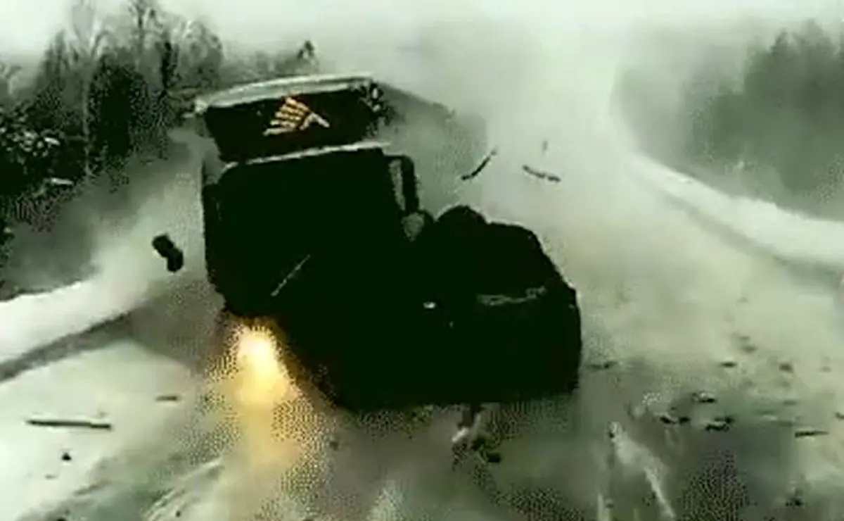 فیلم | تصادف وحشتناک ۳ خودرو و یک کامیون در جاده یخ‌زده