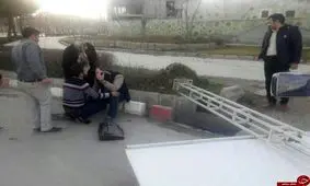 سقوط تابلوی تبلیغاتی بر روی یک پسر 19 ساله + تصاویر