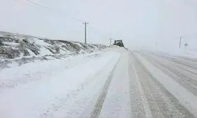 برف و کولاک محورهای آذربایجان غربی را فراگرفت/جاده ها باز است