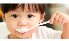 یا می توانیم به بچه ها پنیر بدهیم؟ بهترین زمان پنیر دادن به بچه ها