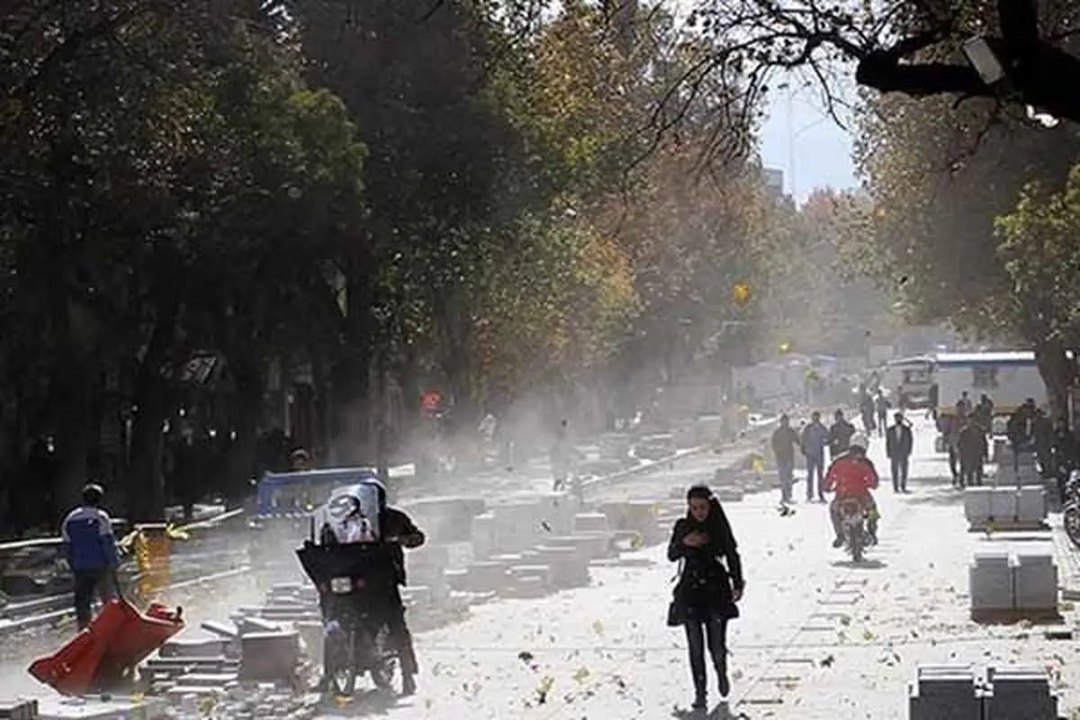 تندباد با سرعت ۵۰ کیلومتر بر ساعت همدان را در نوردید