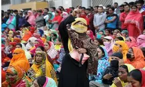 پلیس بنگلادش با گاز اشک‌آور و آب‌ پرفشار معترضان را سرکوب کرد