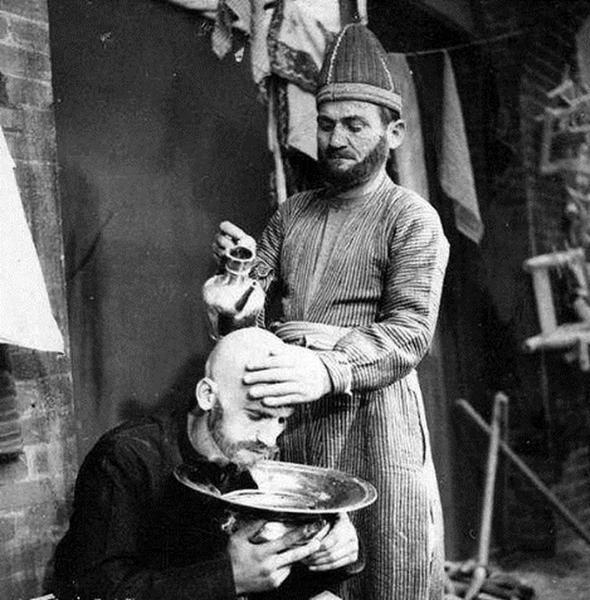 تصویری از آرایشگری در زمان قاجار + عکس