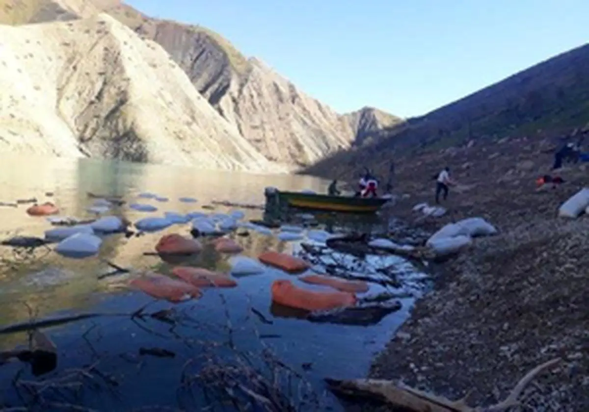 عشایر در لردگان گرفتار سیلاب شدند/ امداد رسانی با قایق