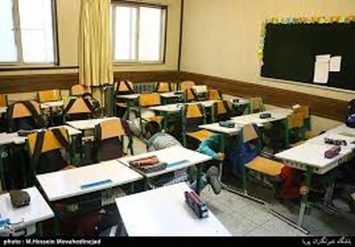 پناه گرفتن سریع دانش آموزان یک دبستان پسرانه در قصر شیرین هنگام زلزله 5.9 ریشتری (فیلم)