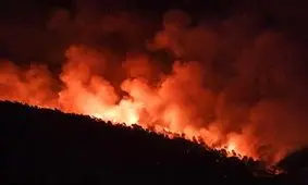 بمباران آب برای خاموش کردن آتش در اراضی ایتالیا + فیلم