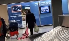 رفتار عجیب پدر با دخترش در سالن فرودگاه! +فیلم