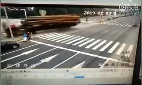 لحظه وحشتناک واژگون شدن تریلی بر روی موتورسوار+ فیلم