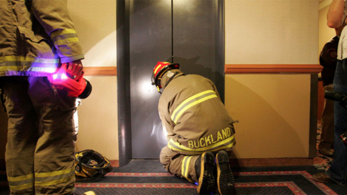 هنگام گیر کردن در آسانسور چه کار کنیم؟