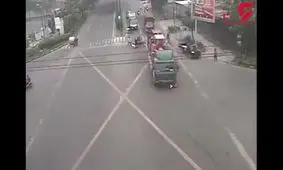 لحظه‌ی هولناک زیر گرفتن موتورسواران توسط راننده کامیون ناشی+ فیلم