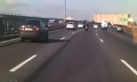 زمین خوردن موتور وسط اتوبان