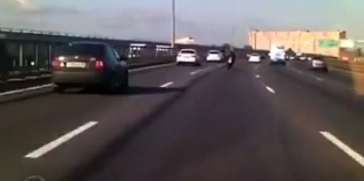 زمین خوردن موتور وسط اتوبان