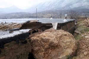 تخریب خانه بر اثر سقوط سنگ/ مردم روستا به یاری کشاورز آمدند
