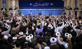 ویدئو/همخوانی روز گذشته مردم قم در ابتدای دیدار با رهبرانقلاب