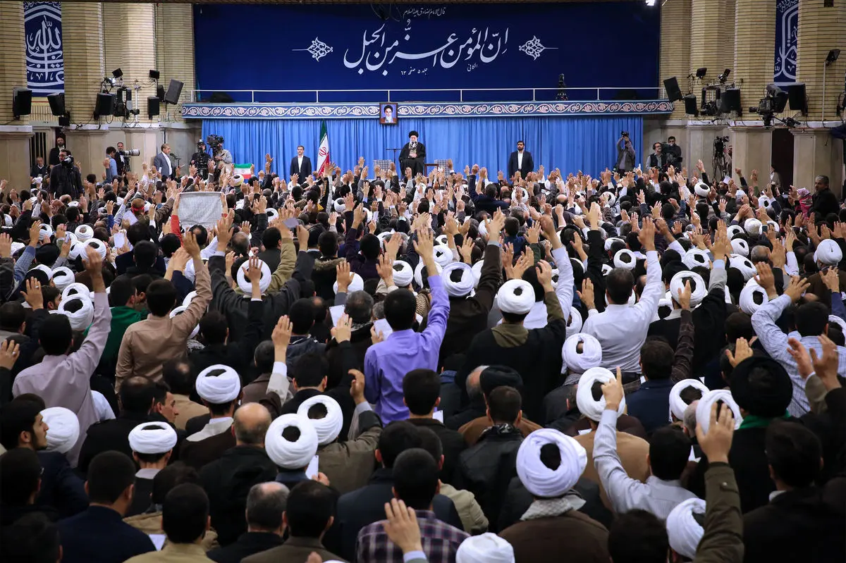 ویدئو/همخوانی روز گذشته مردم قم در ابتدای دیدار با رهبرانقلاب