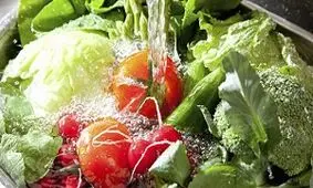 بهترین و راحت‌ترین روش شستن میوه و سبزی