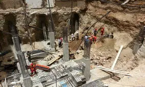 نجات دو کارگر جوان از زیر آوارِ گود برداری