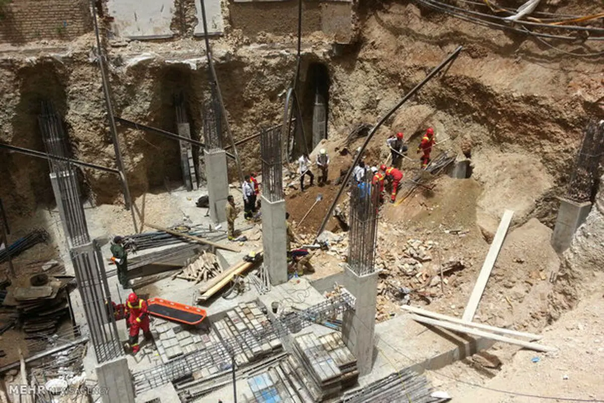 نجات دو کارگر جوان از زیر آوارِ گود برداری