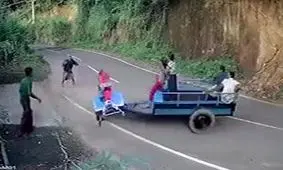 سقوط یک تراکتور به دره به شکلی بسیار عجیب + فیلم