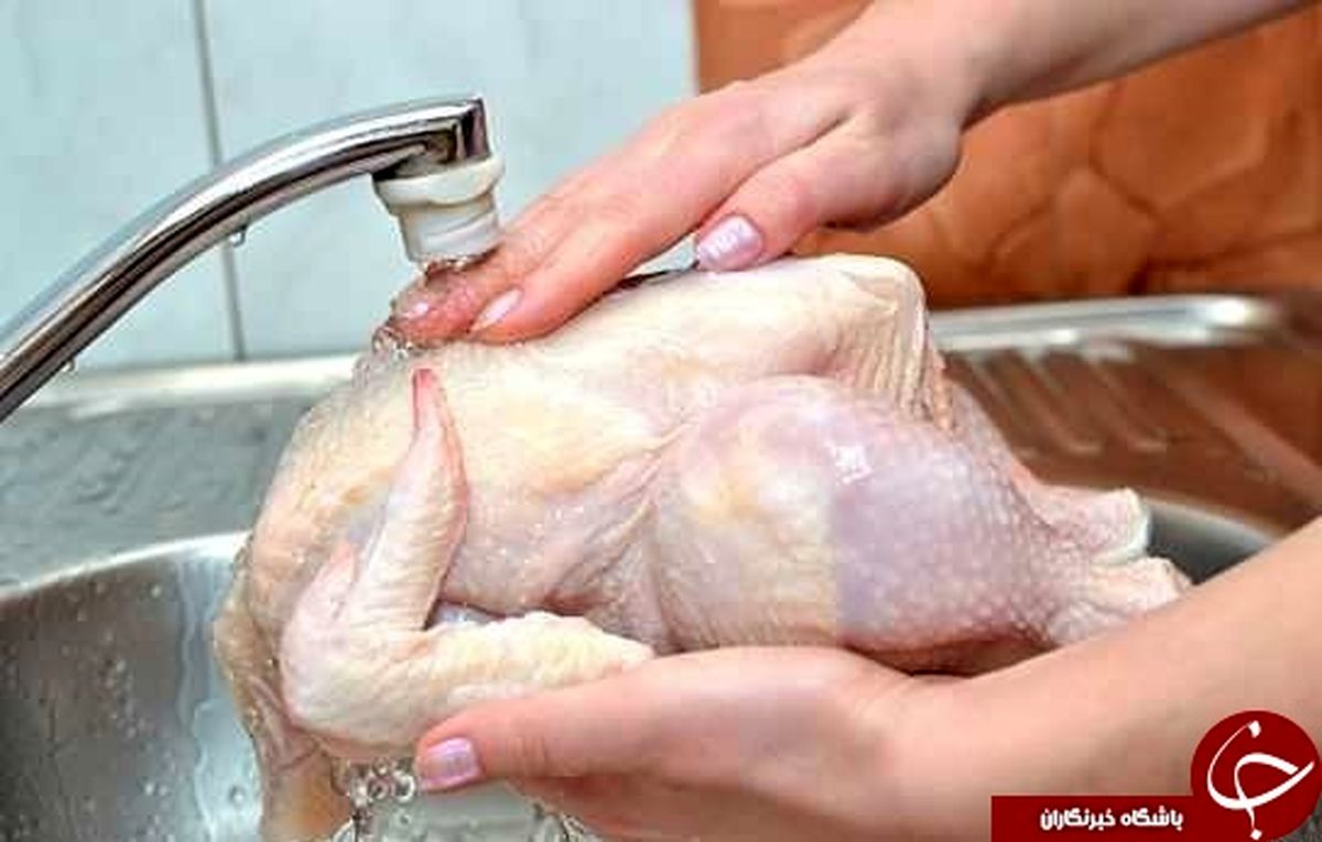 عوارضی که با شست و شوی مرغ به جانتان میافتد + روش صحیح شست و شو