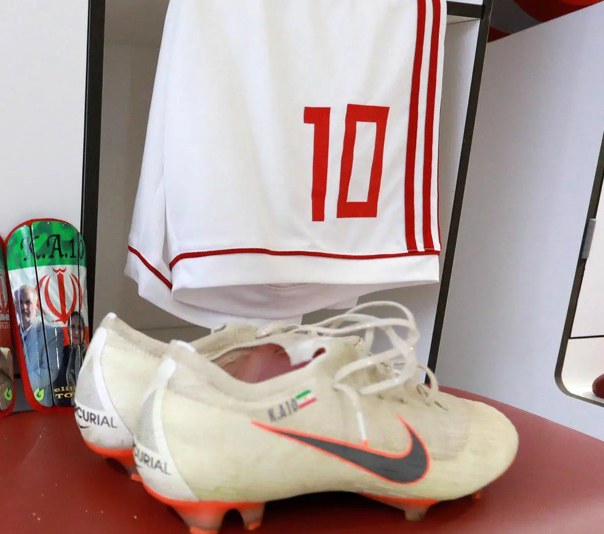 اقدام جالب بازیکن تیم ملی؛ عکس پدر و مادر شماره ۱۰ ایران روی قلم‌بندهایش