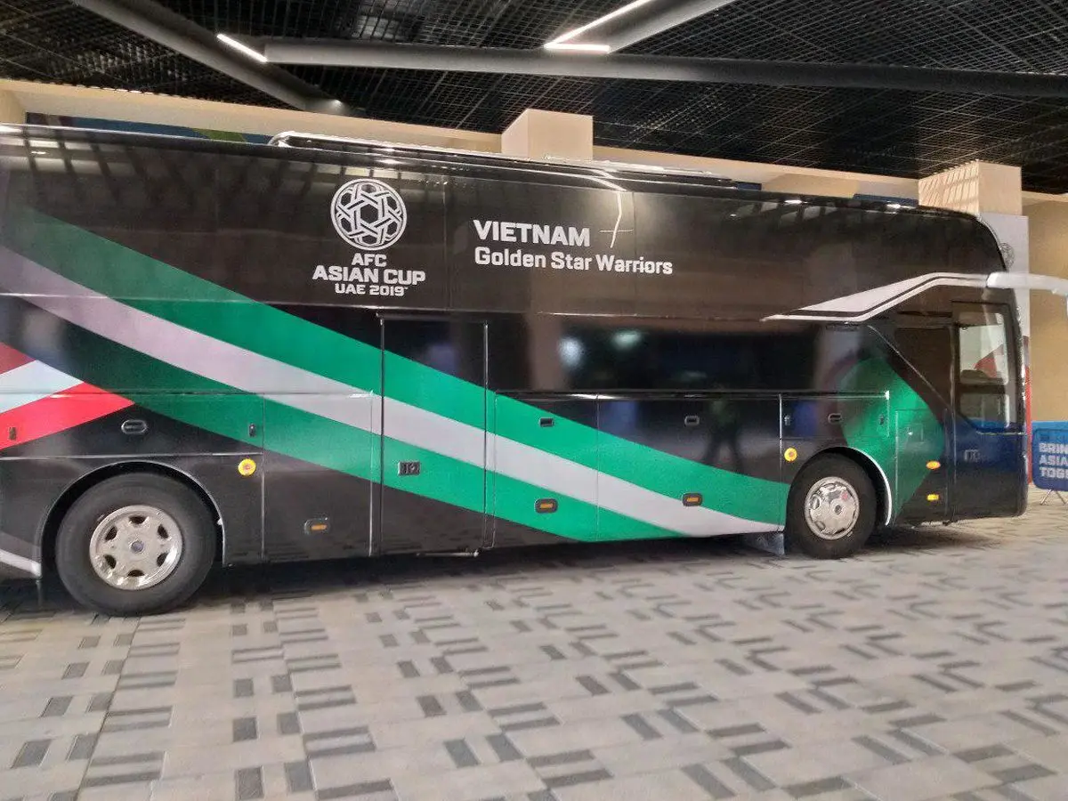 لحظه ورود کاروان تیم ملی به استادیوم آل نهیان