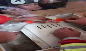 گیر کردن انگشت کودک بجنوردی در جسم پلاستیکی