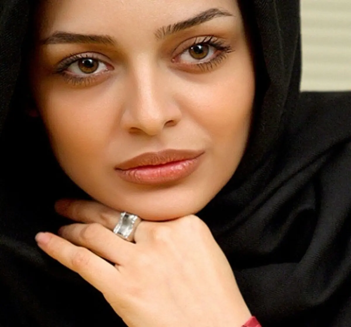 فیلم / به سیم آخر زدن ساره بیات در نشست خبری