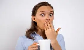 دراز کشیدن زن جوان وسط اتوبان پس از جر و بحث با شوهرش! عکس